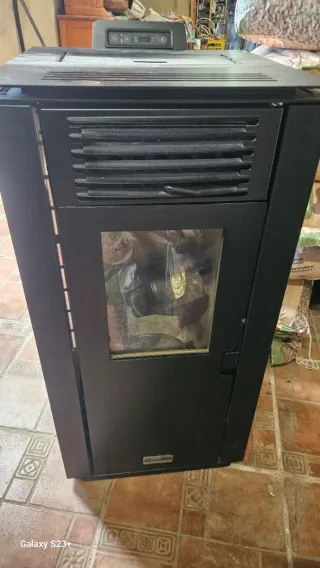 Estufa de pellets negra y roja.