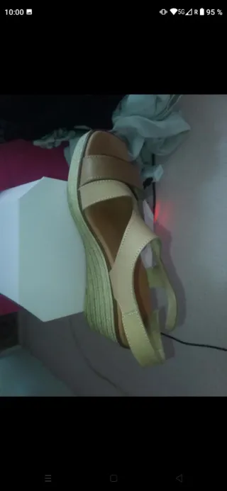 Sandalia cuña beige y marrón marca Eva frutos