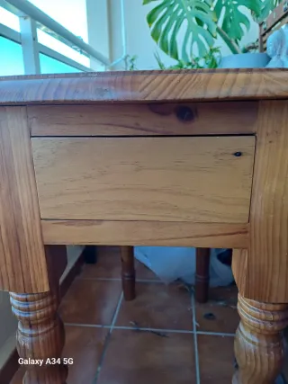 Preciosa mesa de alas abatibles. Madera maciza.