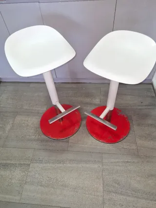 Taburetes regulables en altura (2 unidades)