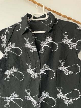 Blusa negra bordada blanca Talla M