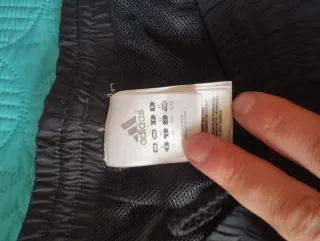 Pantalón Adidas Negro con Raya Roja