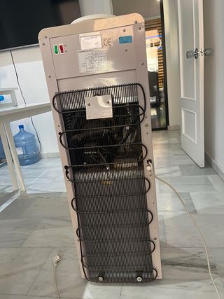 Dispensador de agua con nevera