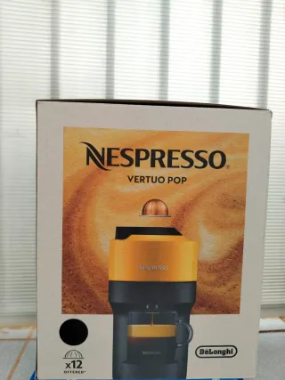 Cafetera Nespresso DeLonghi Amarilla. Sin estrenar