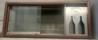 Vinoteca de madera con puerta corredera