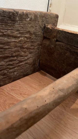 Taburete rústico de madera antiguo