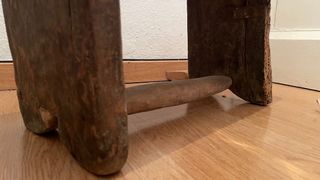 Taburete rústico de madera antiguo