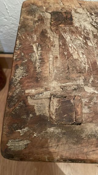 Taburete rústico de madera antiguo