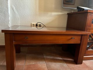 Mesa baja de salón de madera y cristal