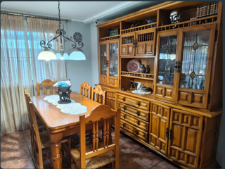 300€ Conjunto comedor: mesa, aparador y 6 sillas