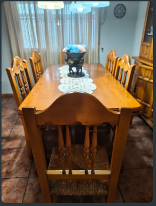 300€ Conjunto comedor: mesa, aparador y 6 sillas
