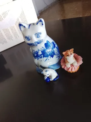 Figuras de gatos de porcelana