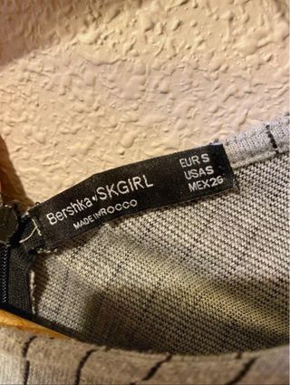 Mono corto gris con rayas negras