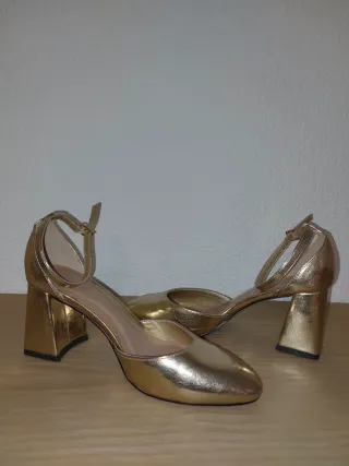 Zapatos Sfera dorados de tacón con pulsera