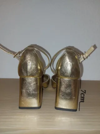 Zapatos Sfera dorados de tacón con pulsera