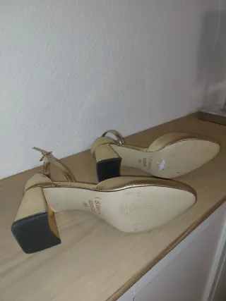 Zapatos Sfera dorados de tacón con pulsera