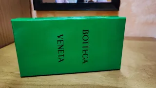 Occhiali da sole Bottega Veneta con orecchini