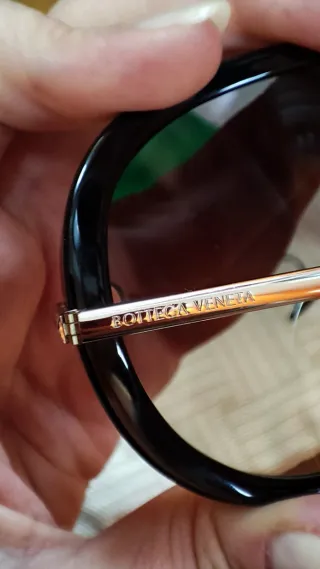 Occhiali da sole Bottega Veneta con orecchini