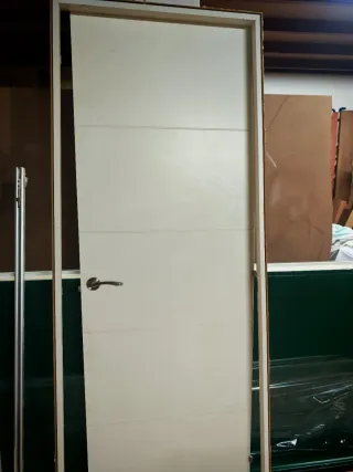 Puerta blanca moderna