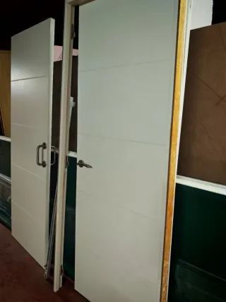 Puerta blanca moderna