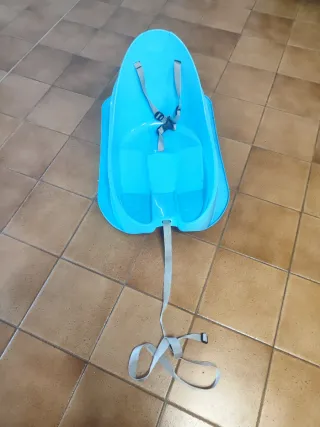 Trineo azul para nieve con cinturón especial niños