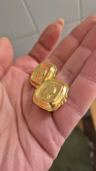 Orecchini quadrati dorati con profilo