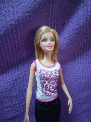 Muñeca Barbie rubia con top estampado