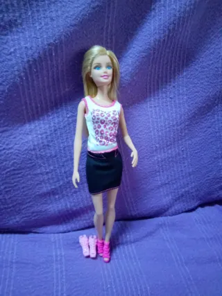 Muñeca Barbie rubia con top estampado