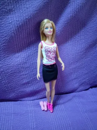 Muñeca Barbie rubia con top estampado