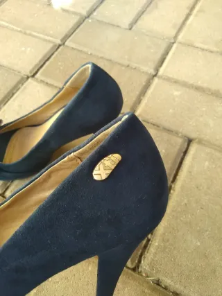 Zapatos de tacón azul con lazo