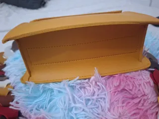 Bolso mostaza con cadena multicolor