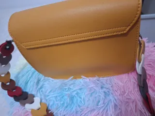 Bolso mostaza con cadena multicolor