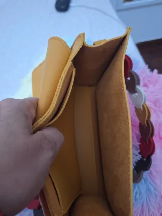 Bolso mostaza con cadena multicolor