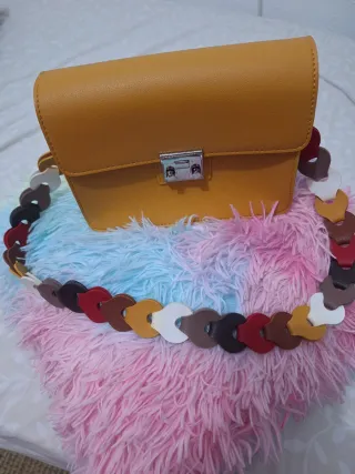 Bolso mostaza con cadena multicolor