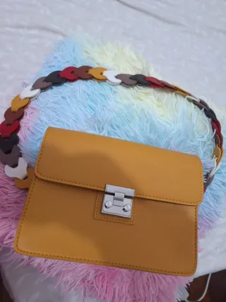 Bolso mostaza con cadena multicolor