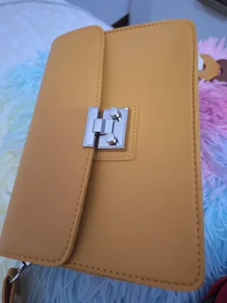 Bolso mostaza con cadena multicolor