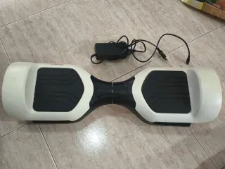 Hoverboard blanco y negro con cargador