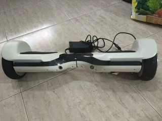 Hoverboard blanco y negro con cargador