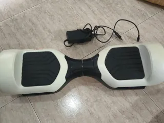 Hoverboard blanco y negro con cargador