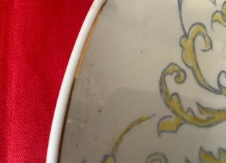 Plato decorativo dorado y blanco