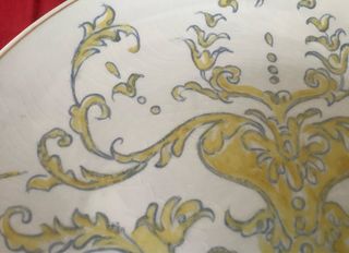 Plato decorativo dorado y blanco