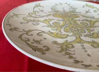 Plato decorativo dorado y blanco