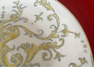 Plato decorativo dorado y blanco