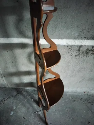 Estantería rinconera de madera