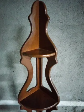 Estantería rinconera de madera