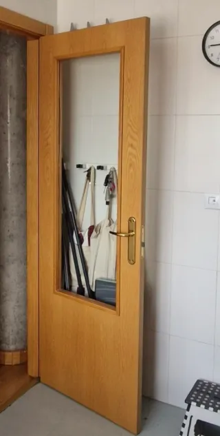 Puerta de madera con cristal