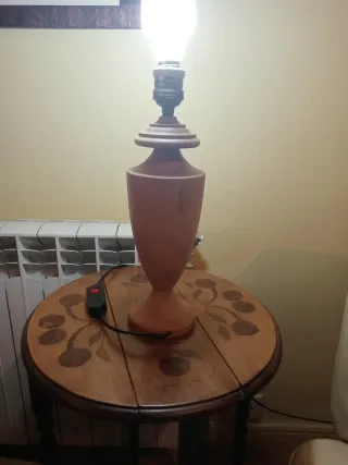 Pie de lámpara madera torneada y cableada.