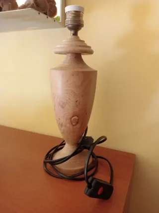 Pie de lámpara madera torneada y cableada.