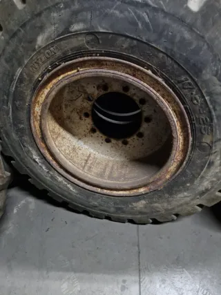 Neumático industrial para maquinaria