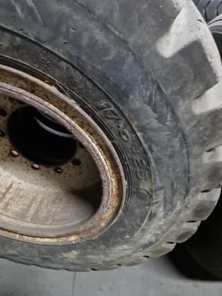 Neumático industrial para maquinaria